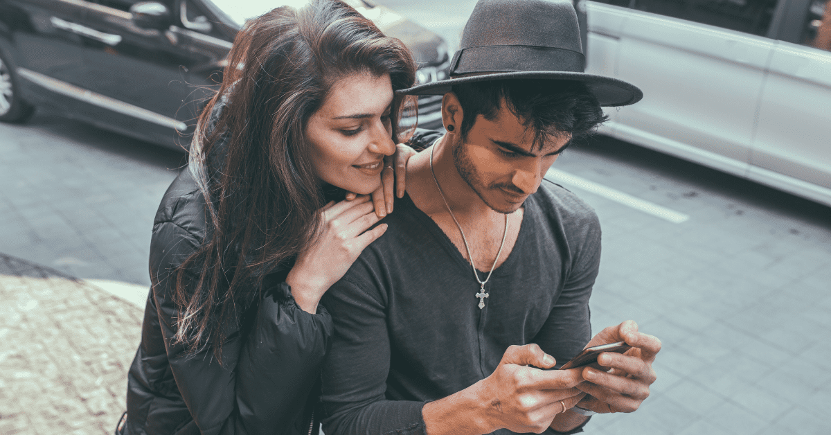 best-apps-for-couples-2022 Couple looking at the Best Apps for Couples